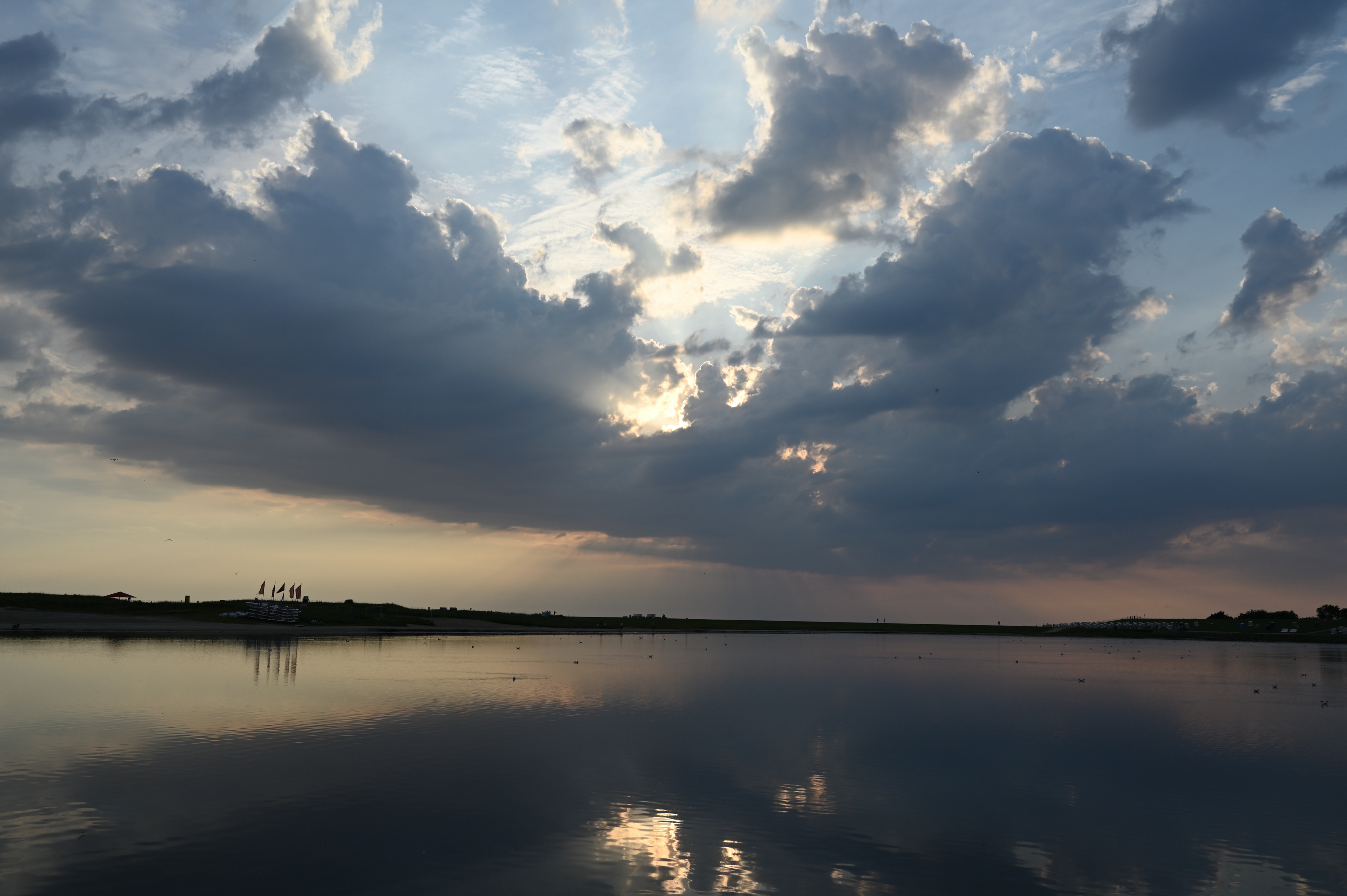 Wolken spiegeln sich im Wasser